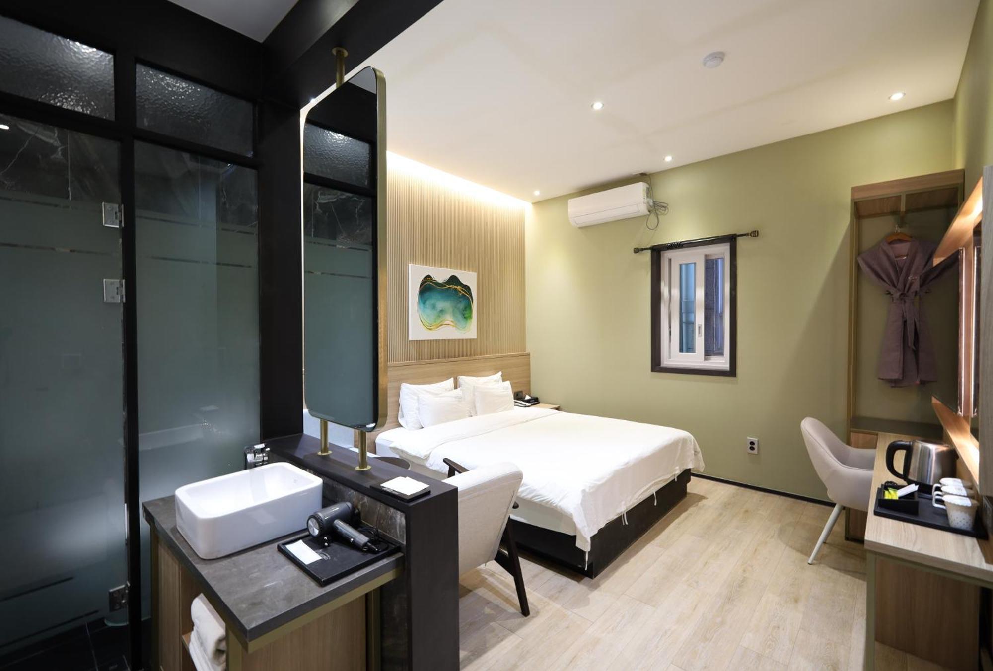 Almond Hotel Busan Station Exterior photo