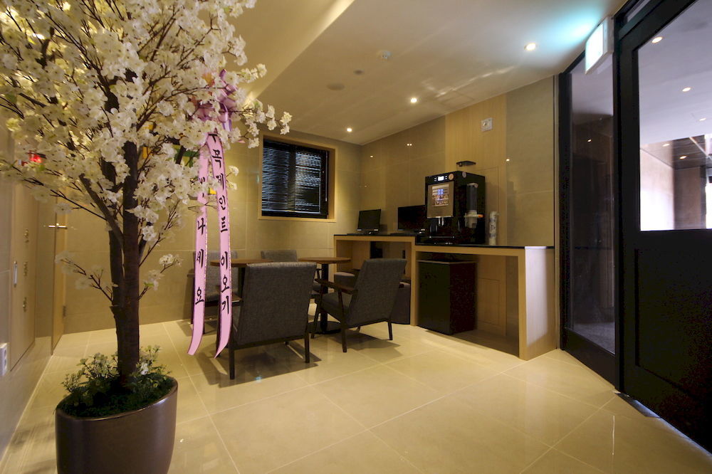 Almond Hotel Busan Station Exterior photo